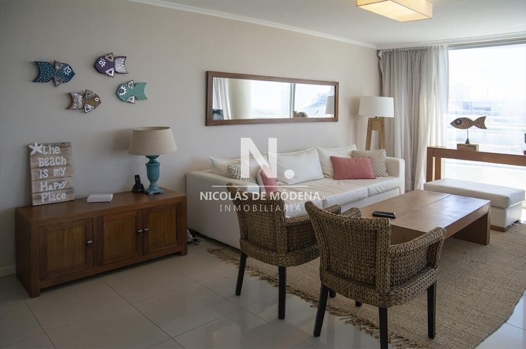 Venta de amplio apartamento de 3 dormitorios y de
