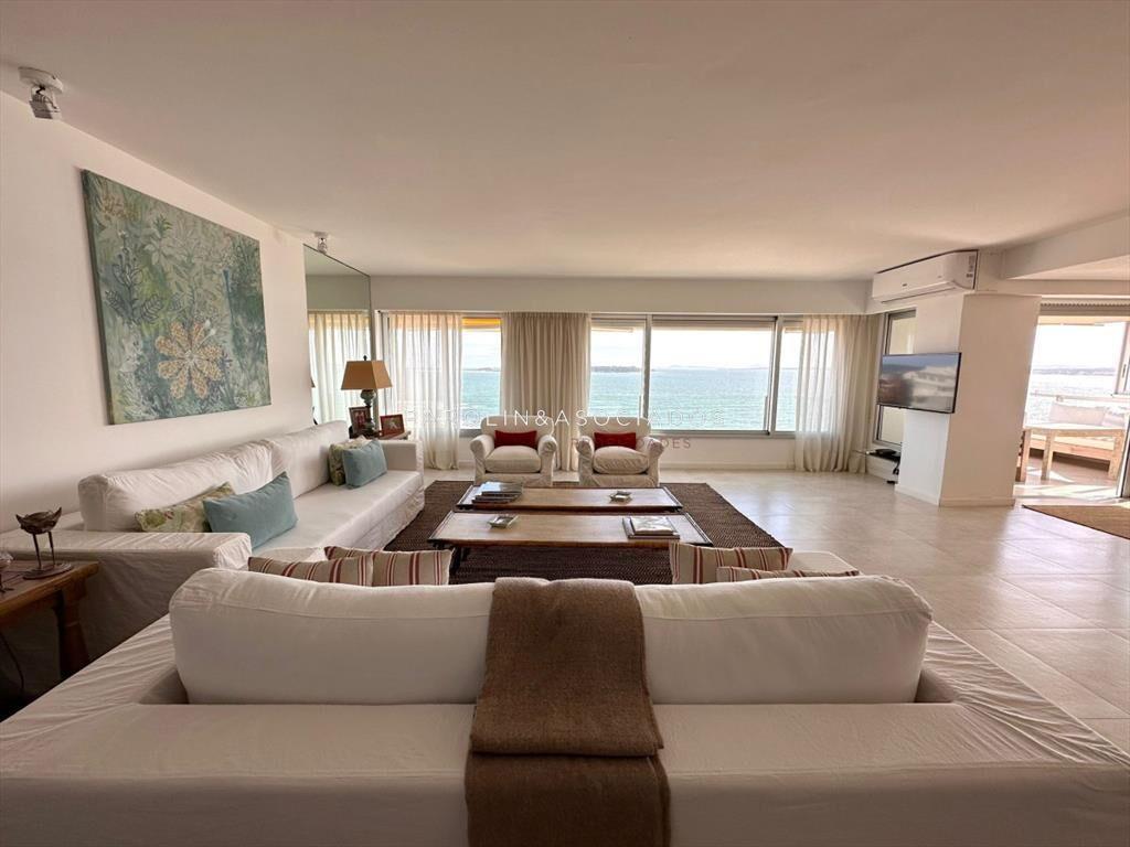 Hermoso apartamento en venta en edificio Punta