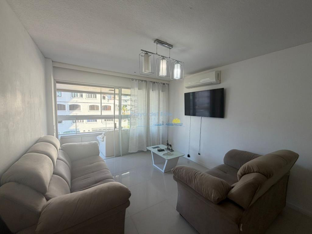 Apartamento de 3 dormitorios en alquiler anual e