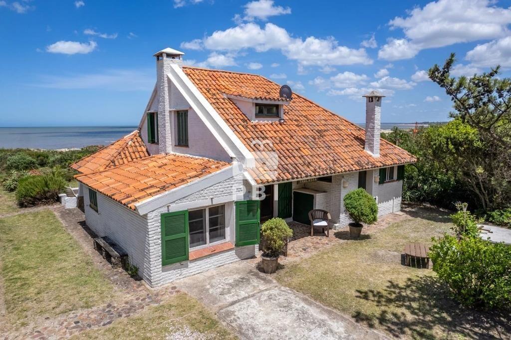 Casa en primera lÃ­nea al mar - Ref : PBI1129