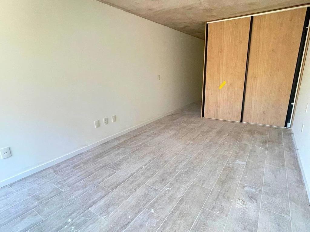 Venta de apartamento dúplex de 1 dormitorio con cochera en A