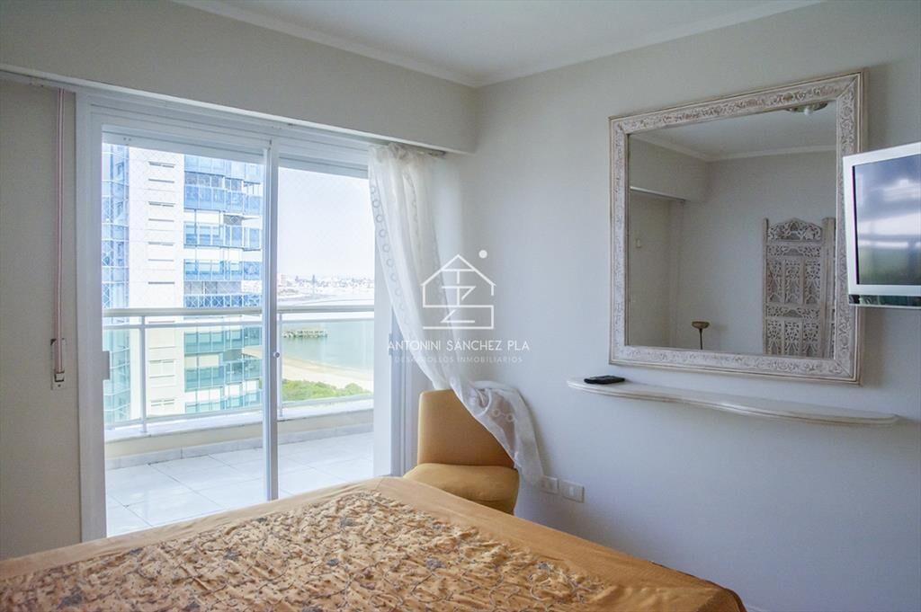 Departamento de 3 dormitorios en venta frente a Playa Mansa