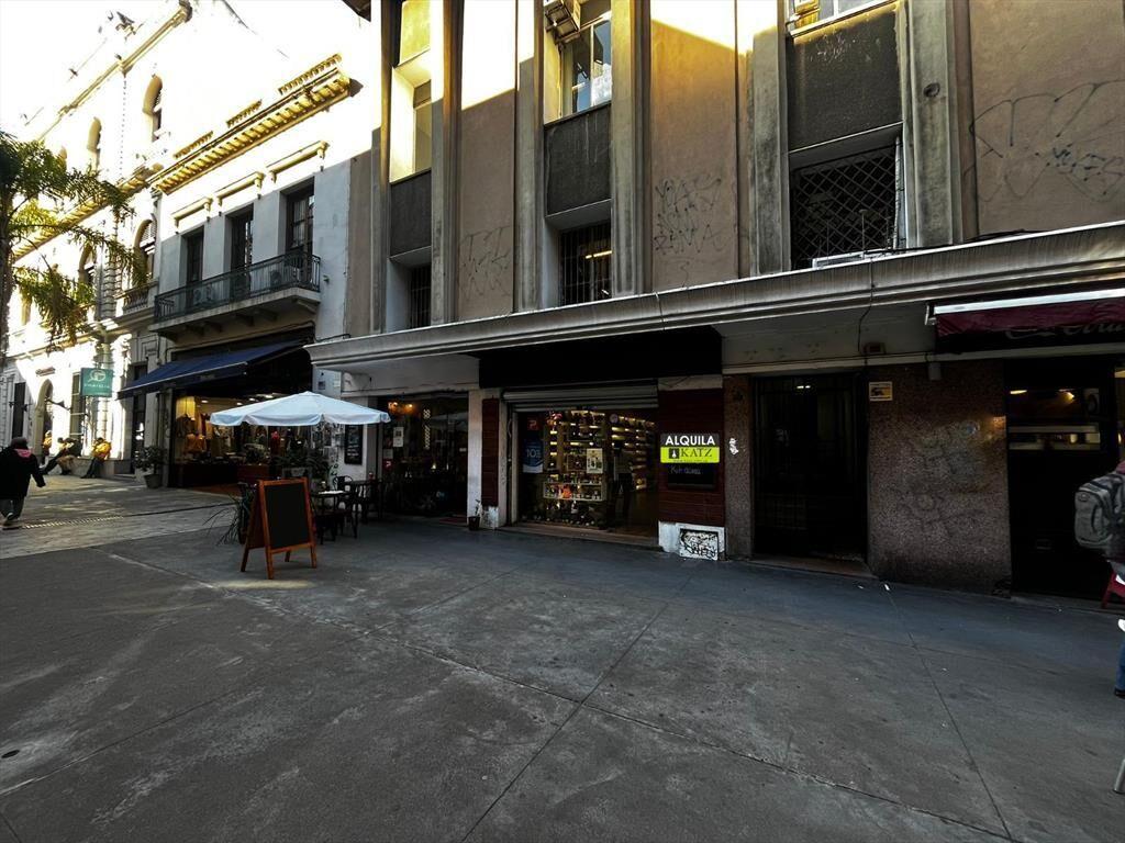 Sarandi esq Misiones, salon + deposito, 100 m2, con renta!!
