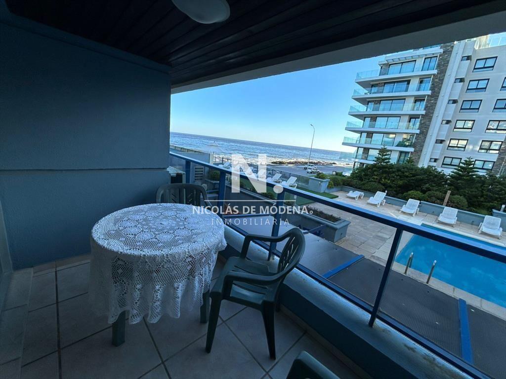 Vende apartamento frente al mar de 3 dormitorios