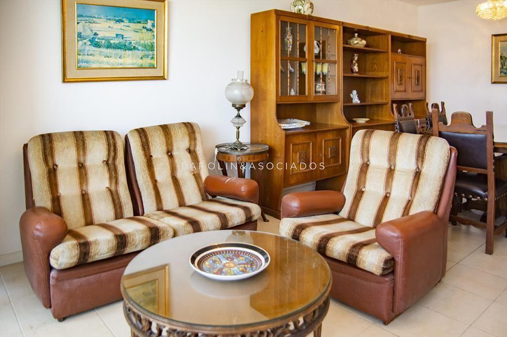 Vende apto de 2 dormitorios con vista al mar en