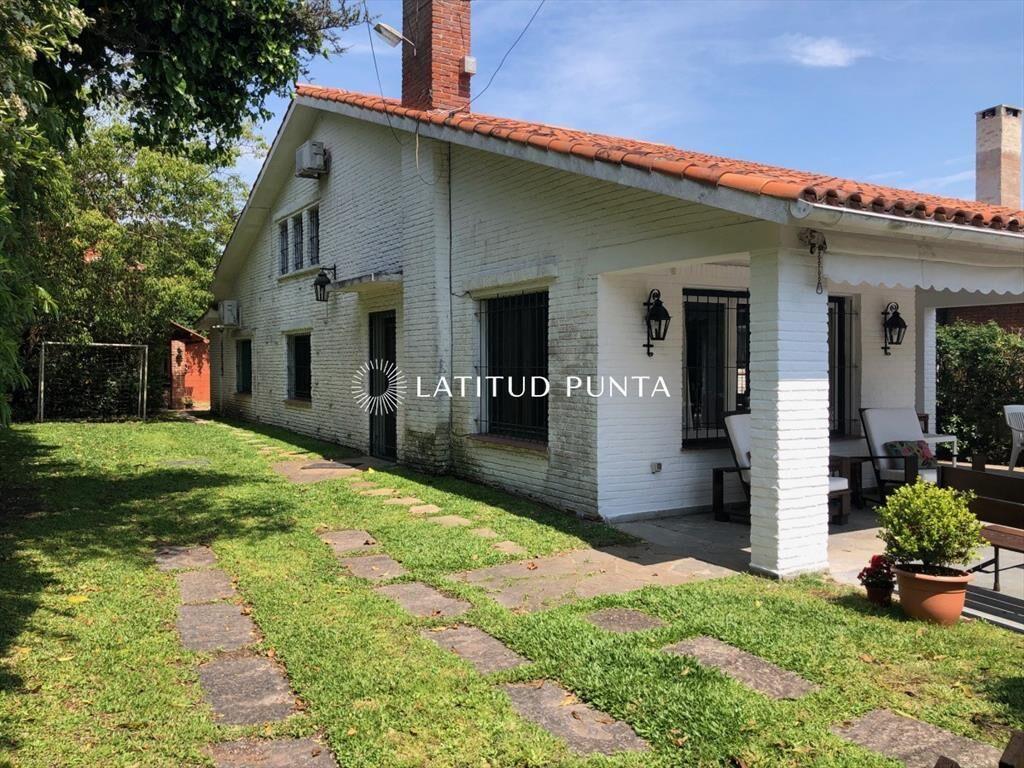 Casa en Mansa, 6 dormitorios más dependencia,