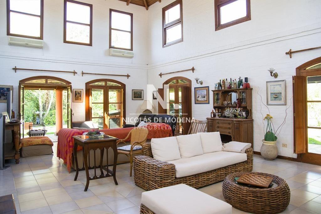 Casa de gran tamaño ubicada en zona