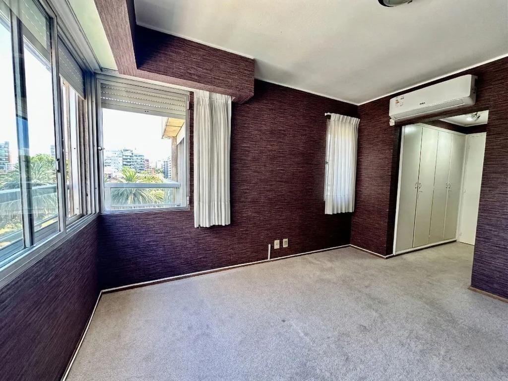 Venta de apartamento de 3 dormitorios y servicio en Villa Bi