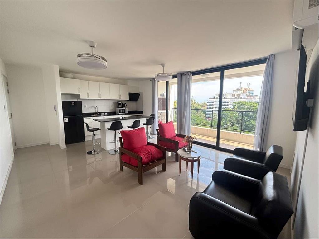 Alquiler anual de apartamento de 2 dormitorios con cochera-