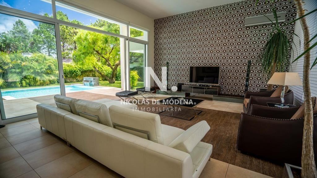 Vende Casa de 2 plantas en Barrio Privado Park-