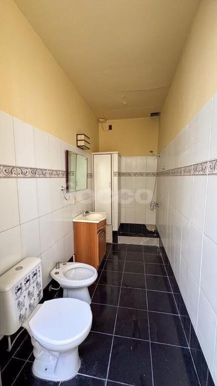 Venta con Renta de Local Comercial y 2 Apartamentos en Ciud