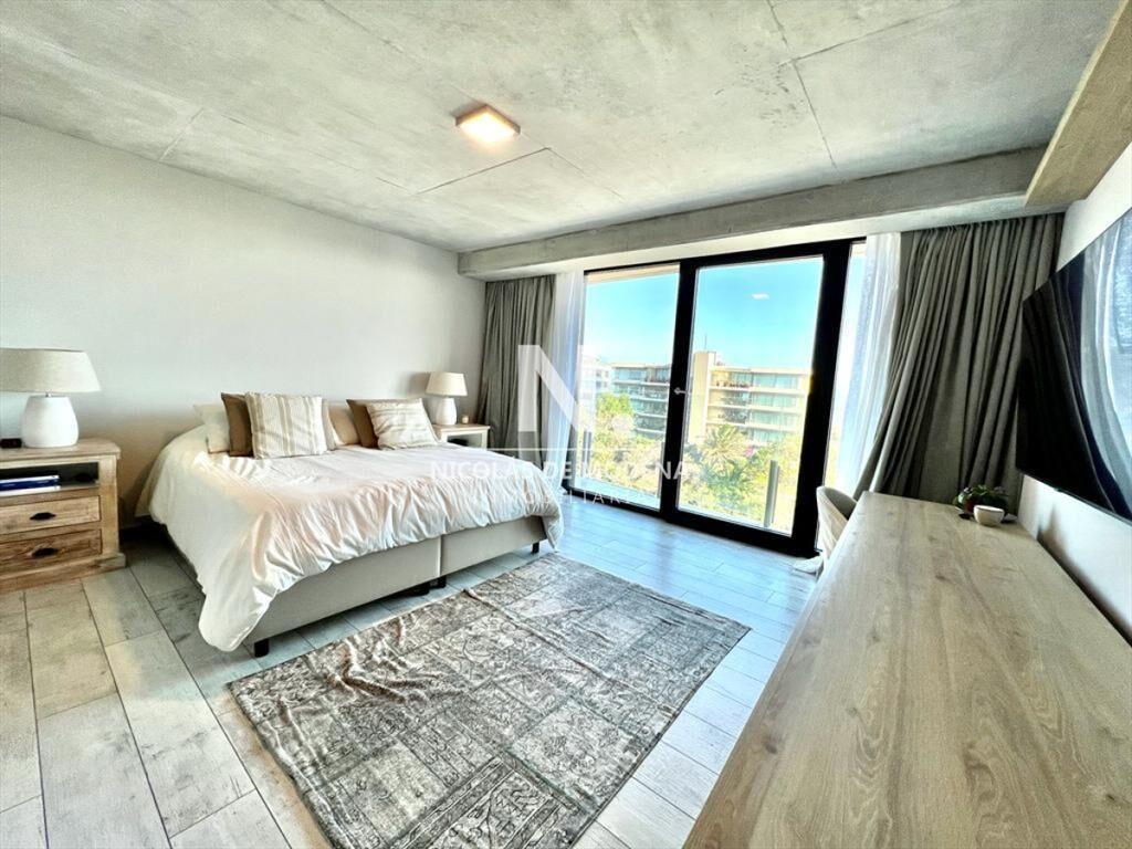 Gran apartamento en Surfside, 2 Suites + den, 226