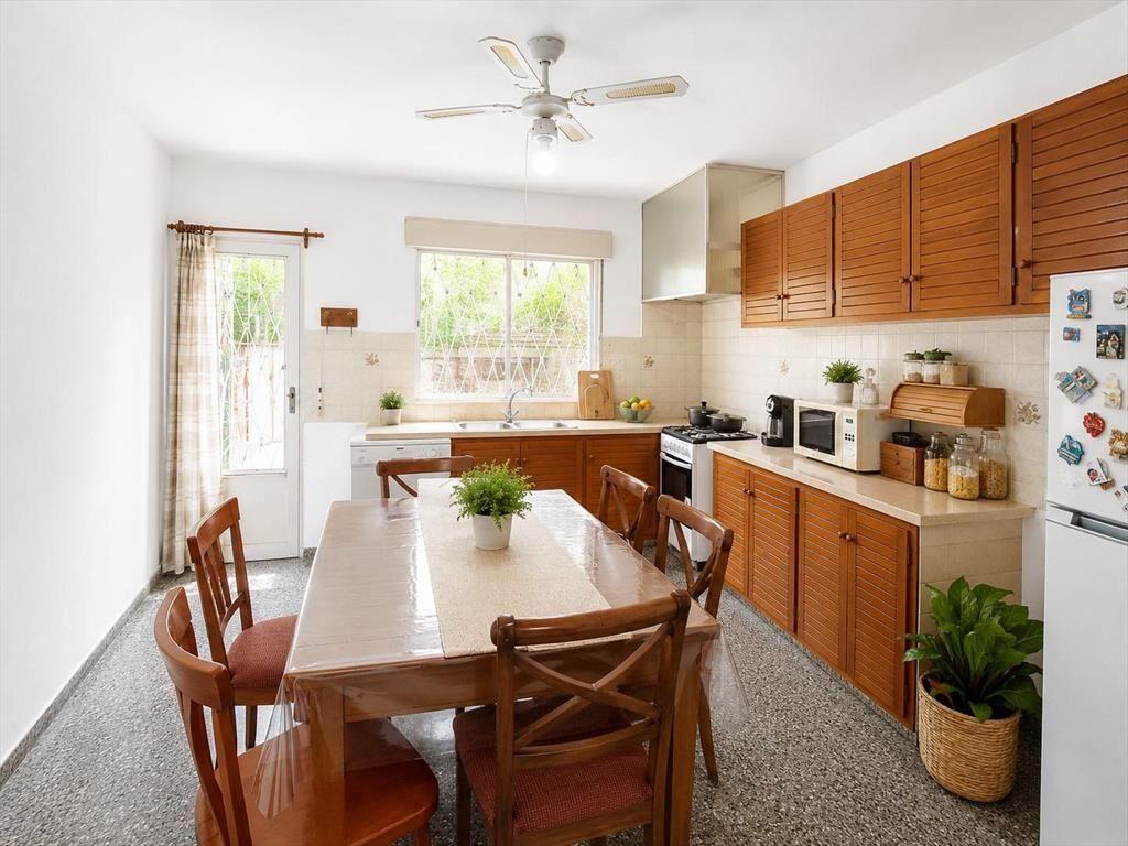 Casa a la Venta en La Comercial de Tres Dormitorios con Coc