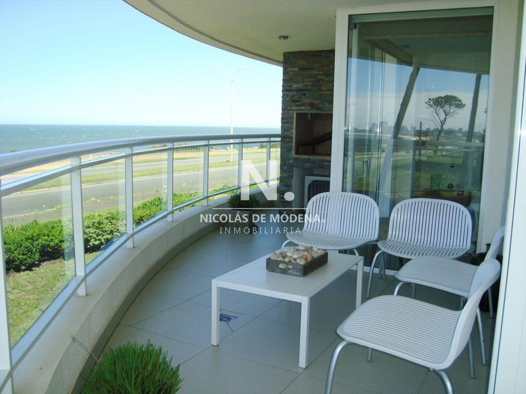 Vende apartamento de 3 dormitorios, con vista al