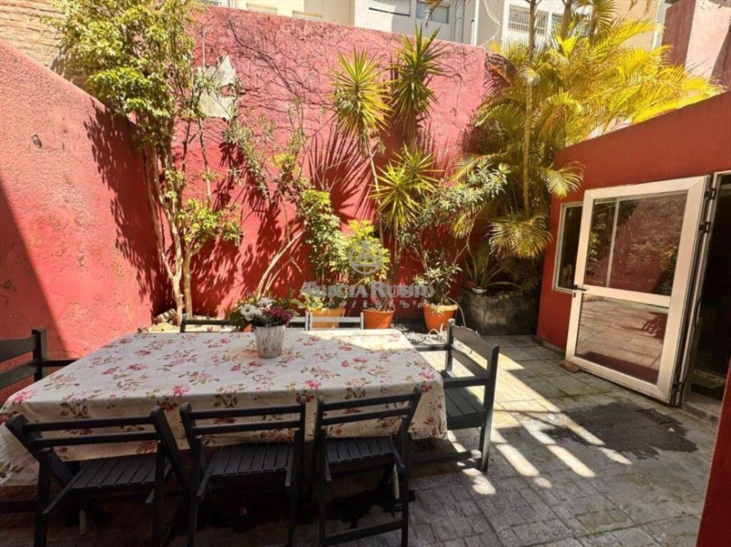CASA DE ESTILO A 2 CUADRAS DE RAMBLA POCITOS. BENITO LAM...