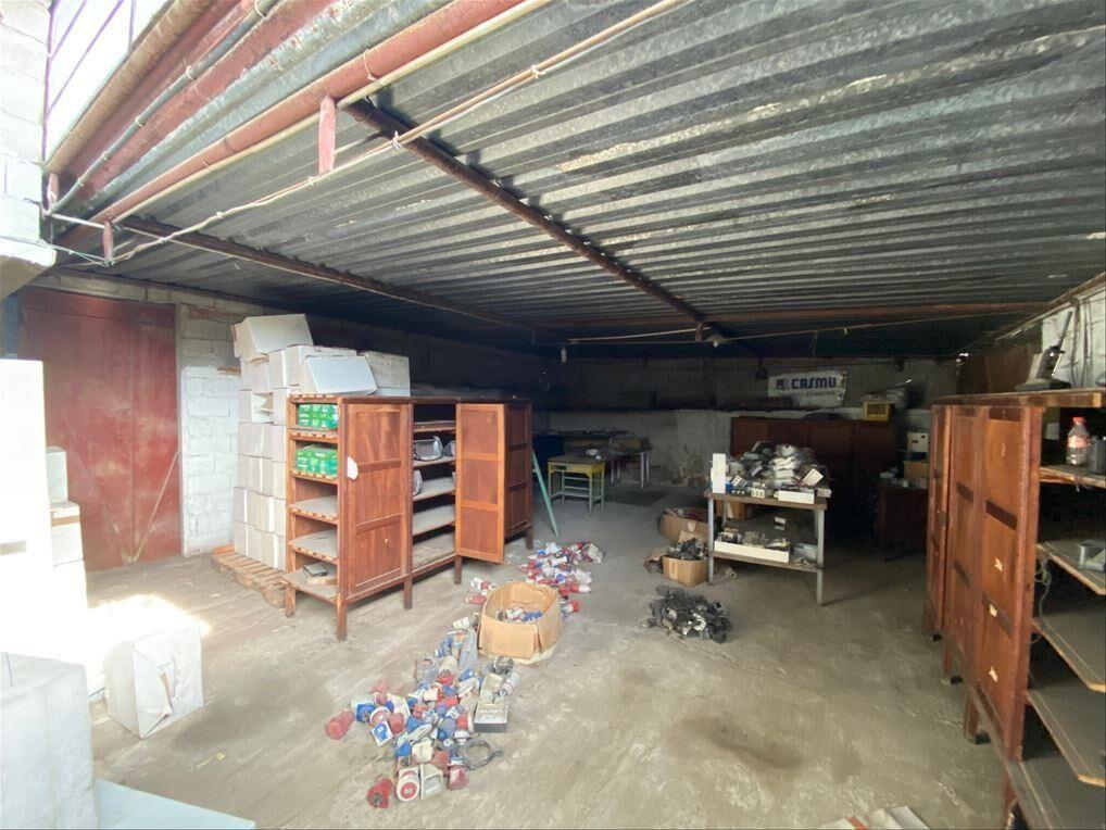 Venta de Amplio terreno con depósitos, galpones y casas