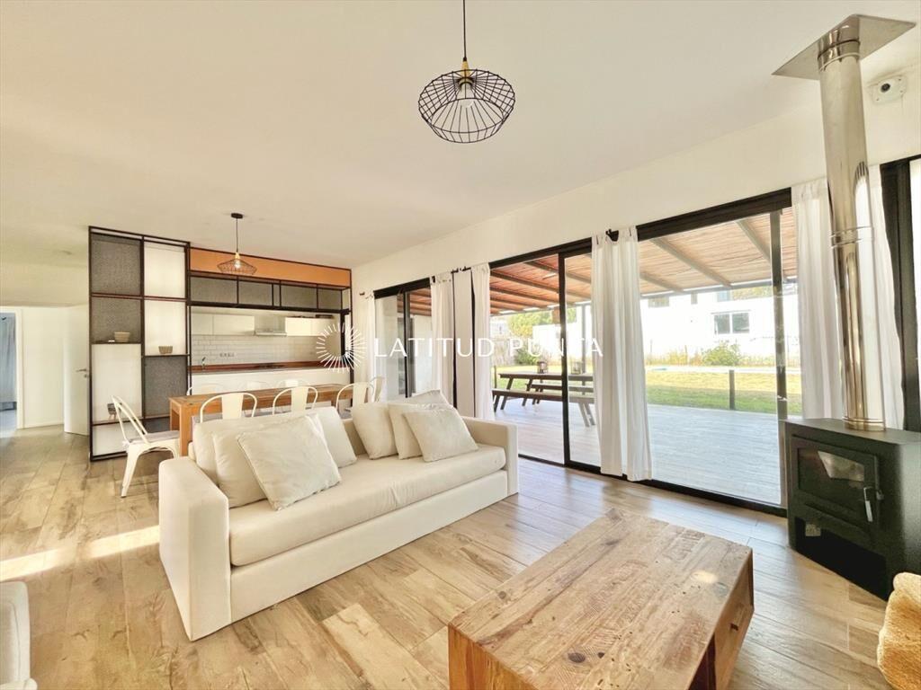 Casa 3 dormitorios con piscina. Barrio Privado