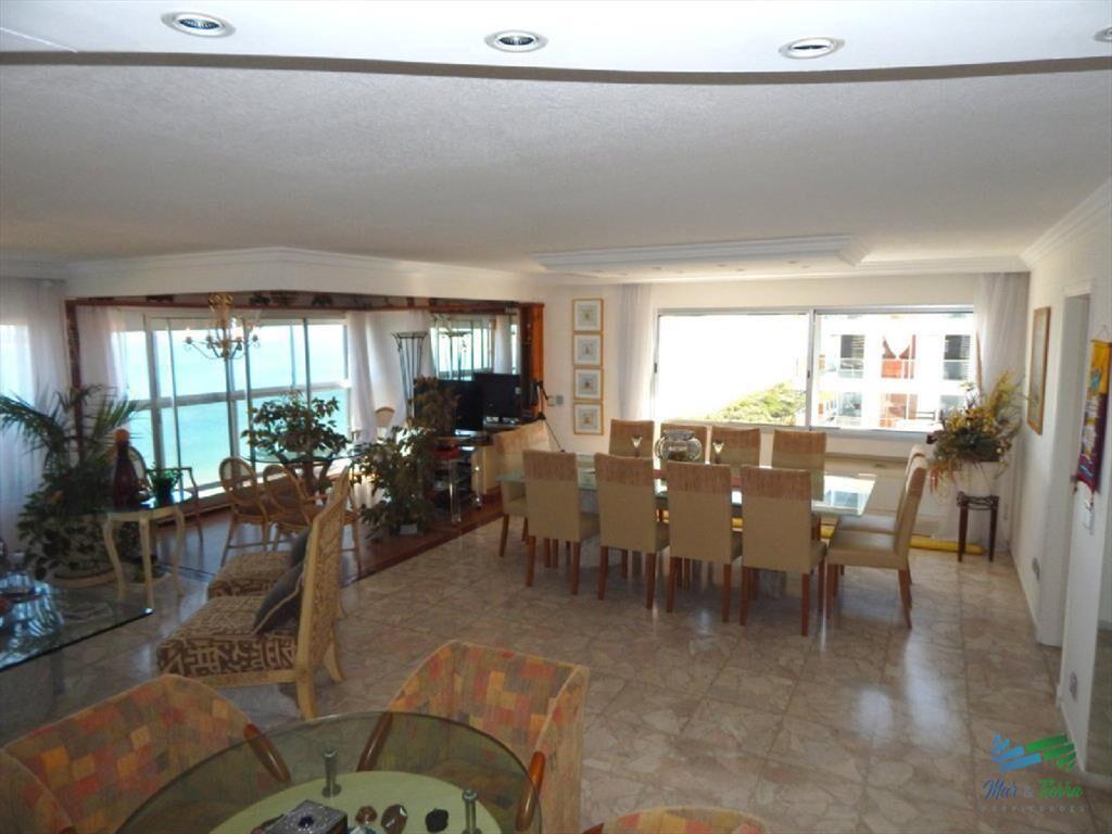 Espectacular planta, reciclada con materiales de