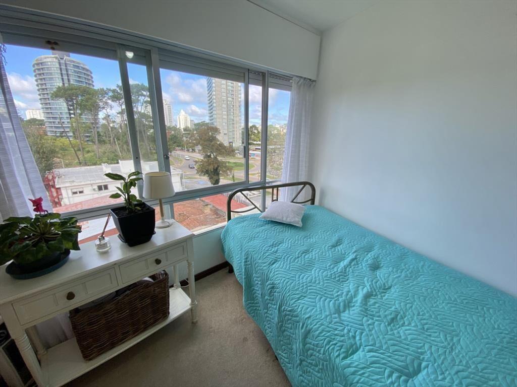 VENTA APARTAMENTO DE 2 DORMITORIOS EN EDIFICIO DORMAR PUNTA