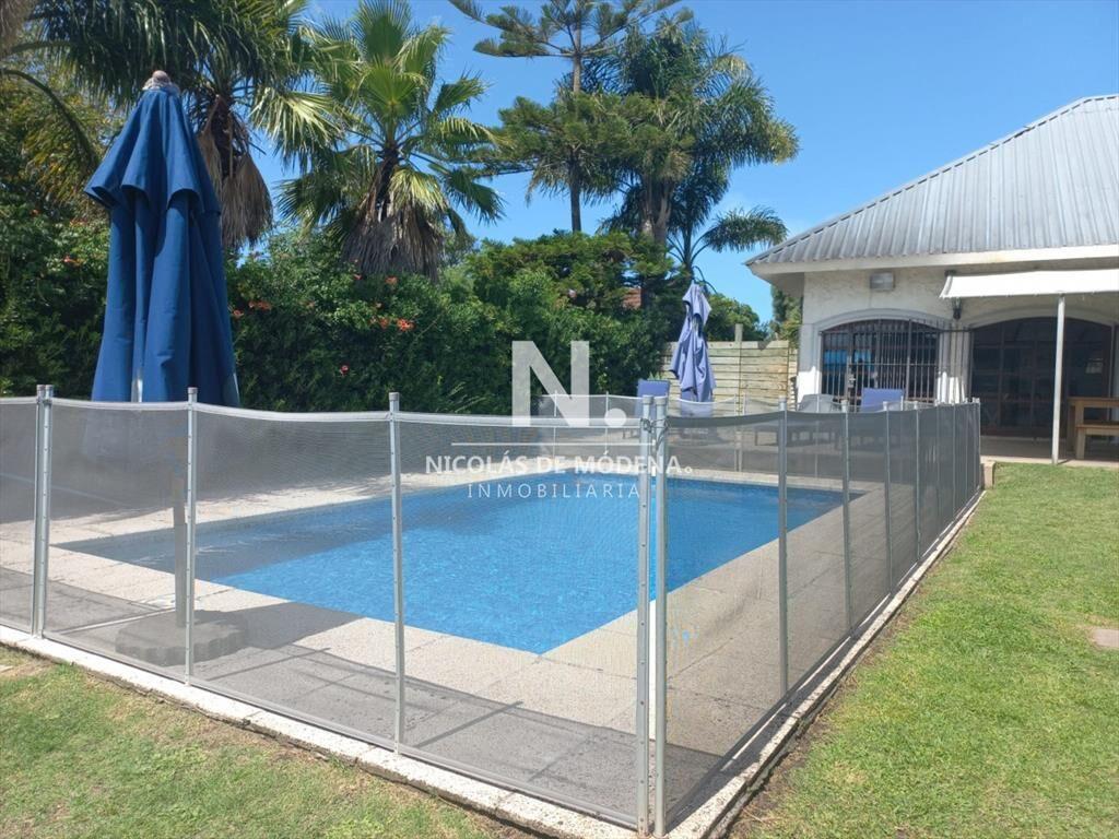 Vende casa de 3 dormitorios totalmente reformada.