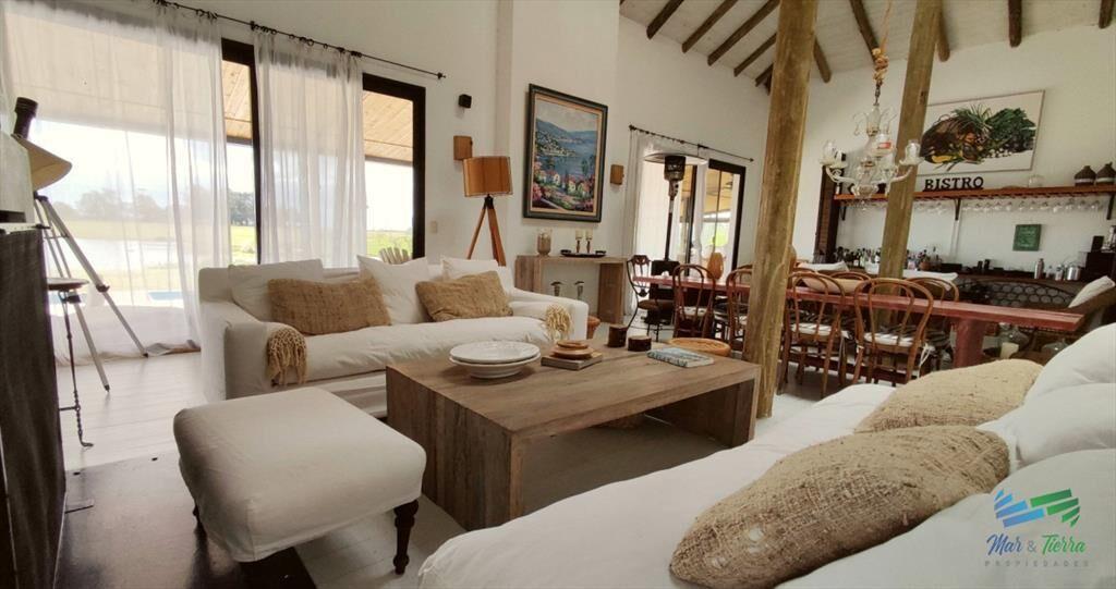 Venta de Hermosa Casa sobre la laguna en El