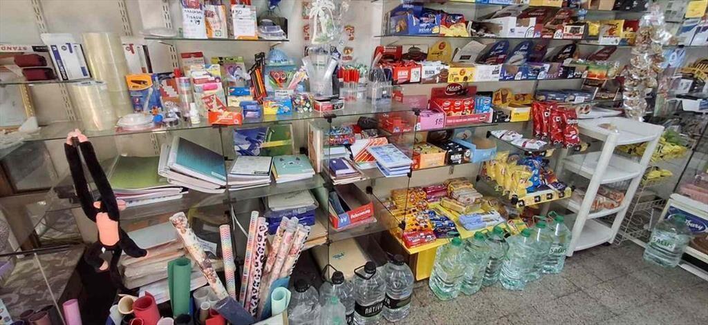 Kiosco al lado de colegio y frente a parada