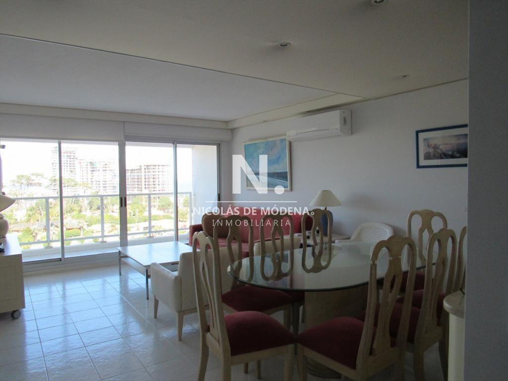 Venta de apartamento de tres dormitorios en Punta