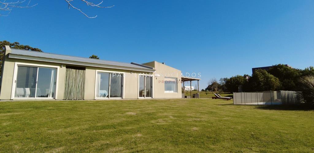 Casa e venta con 3 dormitorios y excelentes vistan en El Qu