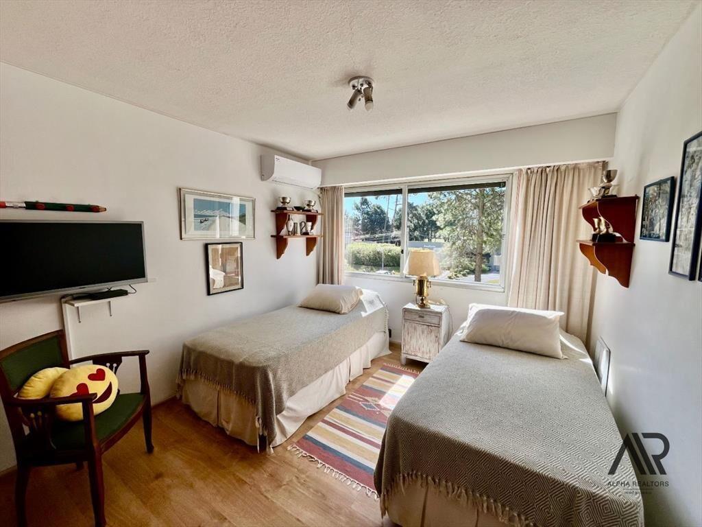 Apartamento en venta c/ cochera en Cantegril