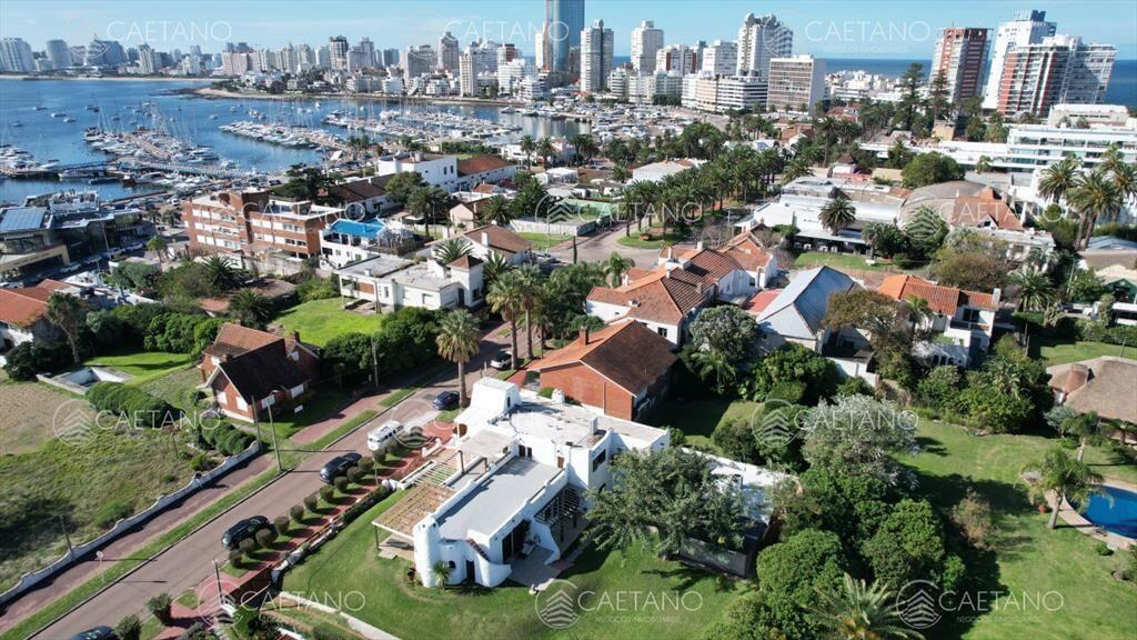 Chalet en venta con vista al mar en casco de la