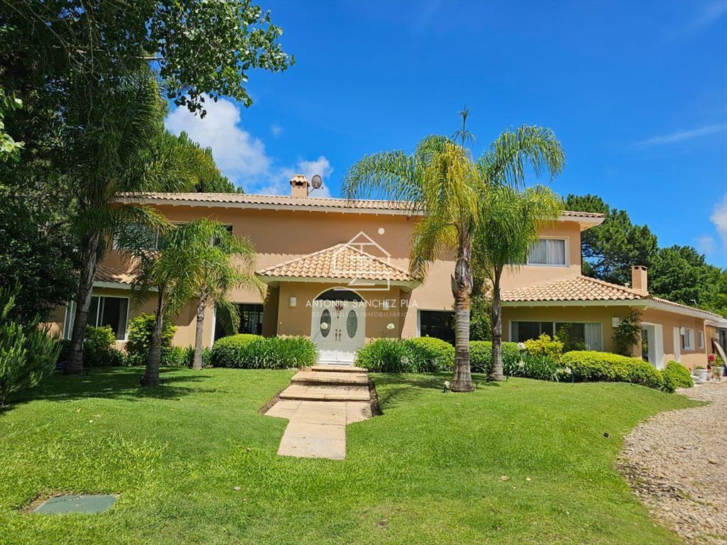 IMPORTANTE RESIDENCIA EN BARRIO PRIVADO