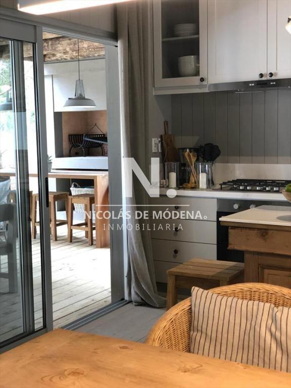 Casa de 4 dormitorios en venta en barrio cerrado.
