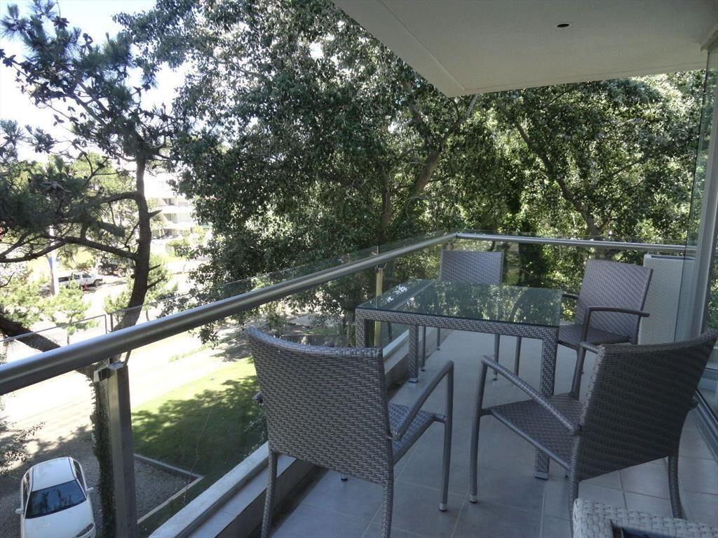Amplia terraza, aire acondicionado en todos los ambientes