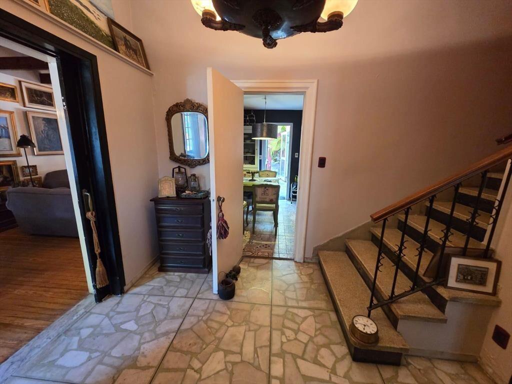 Proximo Berro y Bv España, 235 m2 + patio de 60 m2, padrón