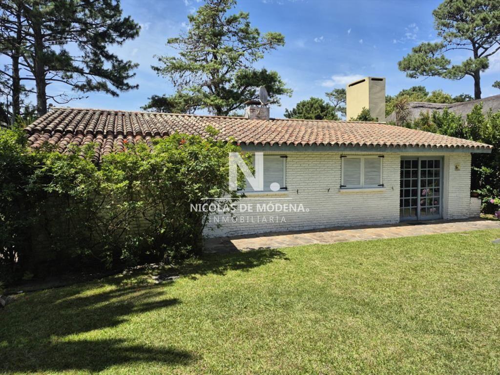 Casa de 3 dormitorios y servicio a la venta en Punta del Es