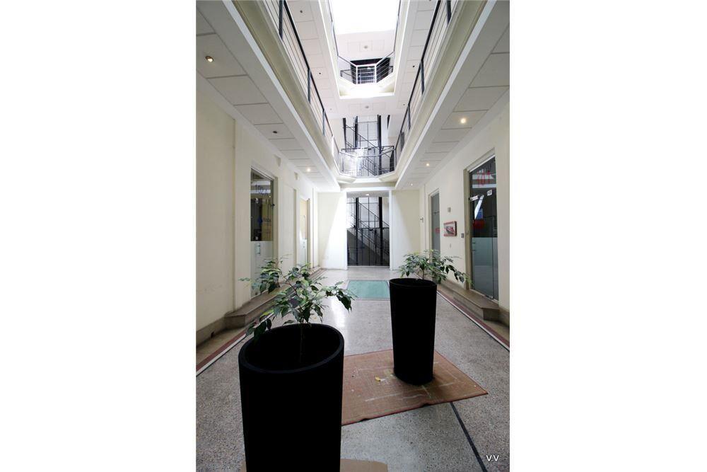Venta Oficina Ciudad Vieja con renta
