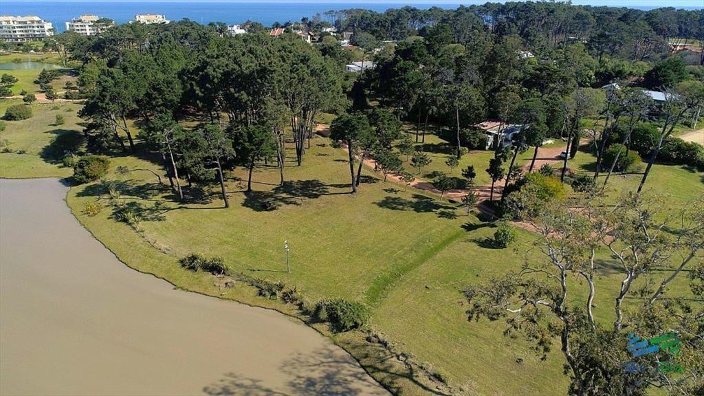 Venta de terreno en playa mansa con entorno de a