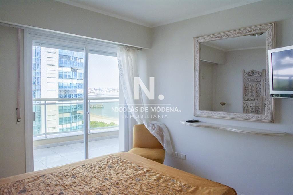 Departamento de 3 dormitorios en venta frente a Playa Mansa