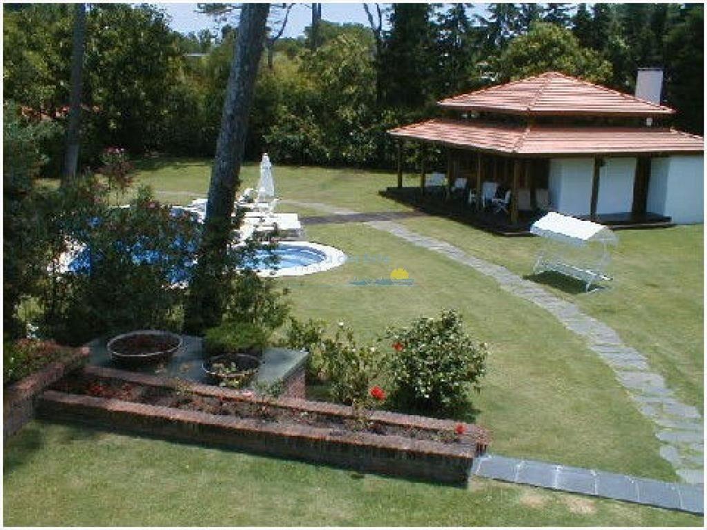 hermosa cvasa con muy buen parque escucha oferta