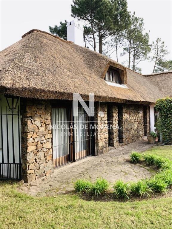 Alquila casa de 3 dormitorios en Golf, con jardin.