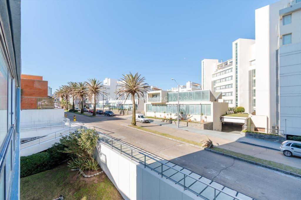 Apartamento en venta de 4 dormitorios en Punta del Este.