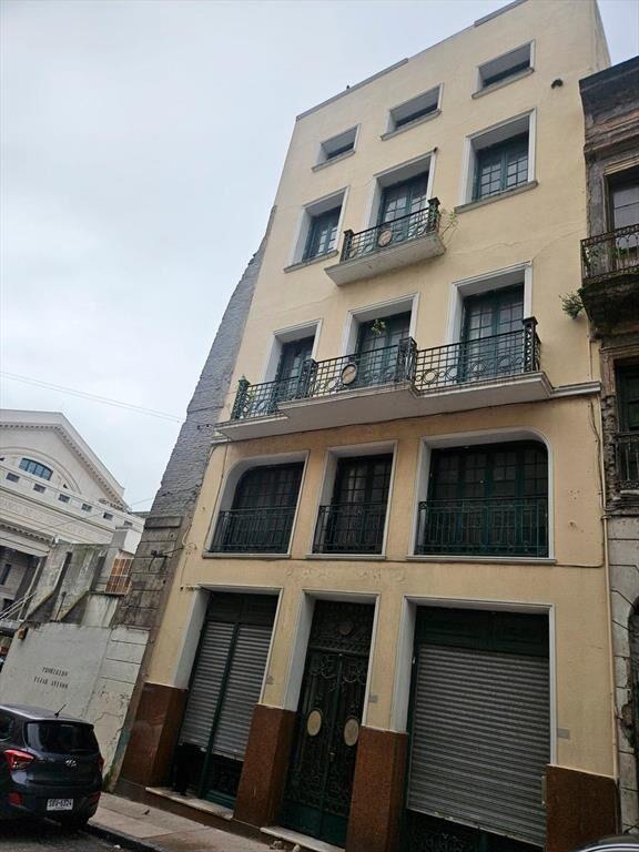 Edificio proximo Plaza Zabala, 488m2 , ascensor, 5 pisos ,