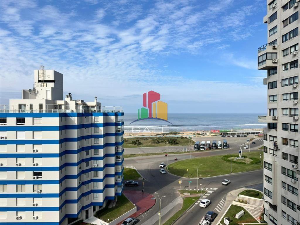 Apto en venta, Punta del este, playa brava.
