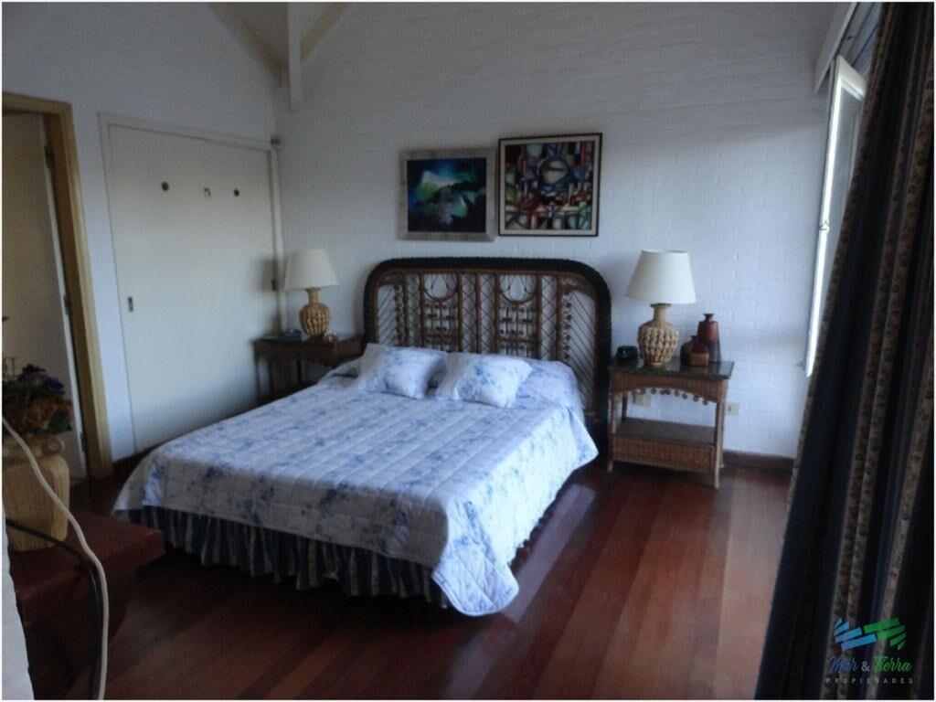 Casa en alquiler y venta..  Zona de playa mansa,