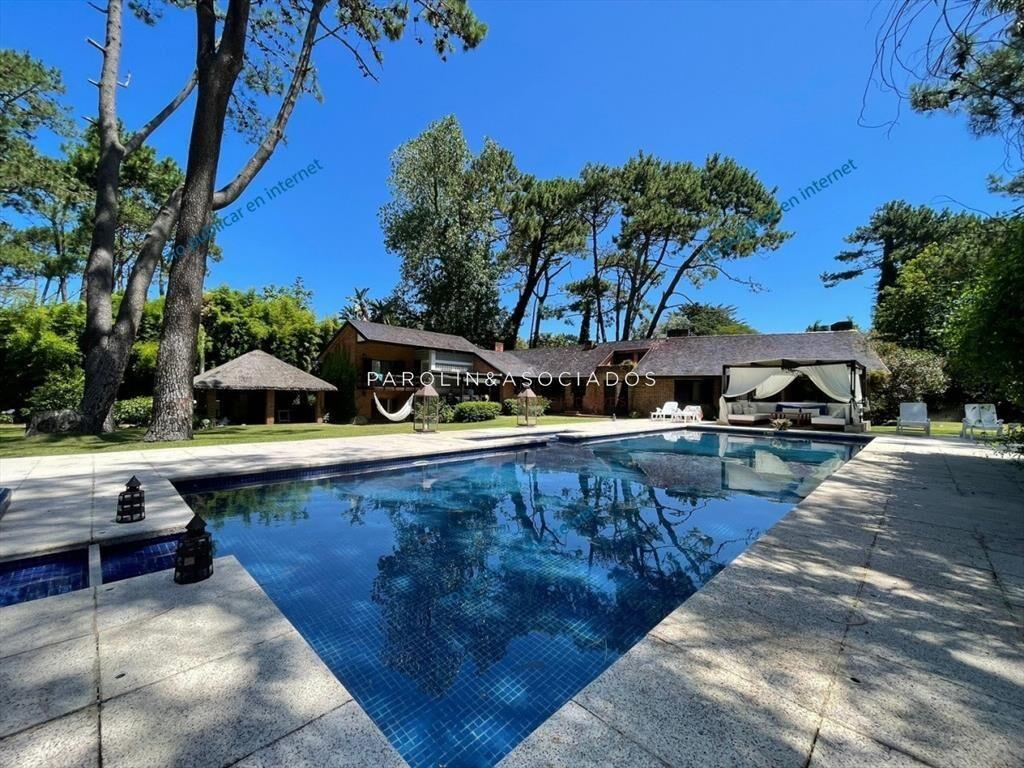 Casa en venta de 5 dormitorios en el Golf, Punta del Este.