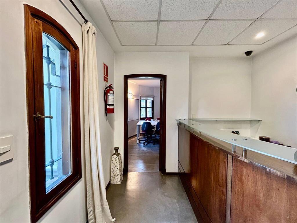 Venta de casa para oficinas en importante esquina de Carrasc