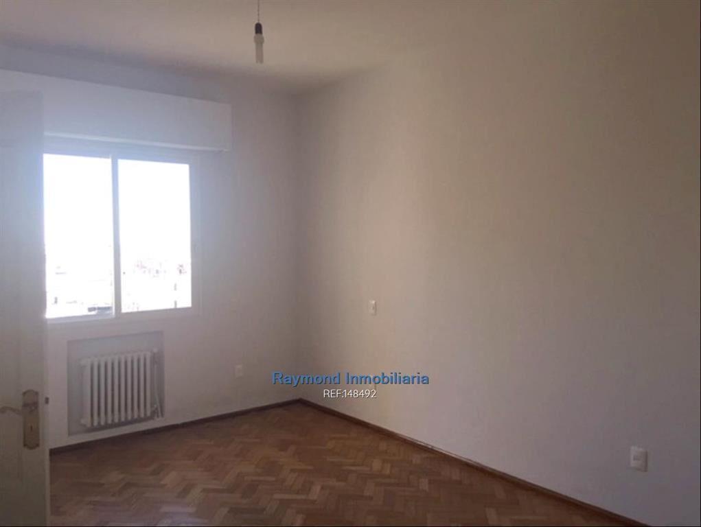 Excelente residencia frente a la Plaza Fabini