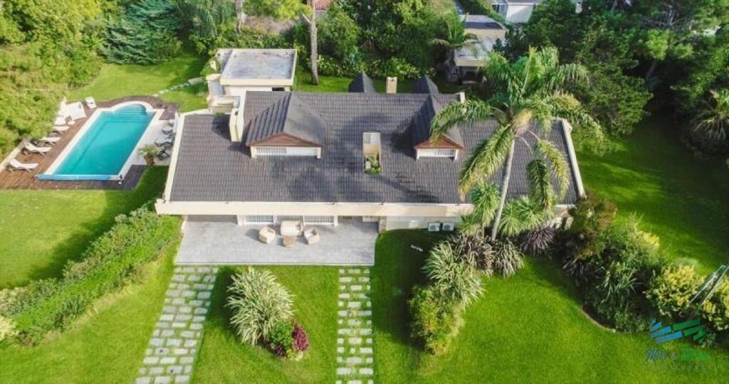 Vendo excelente casa de 6 dormitorios con piscina