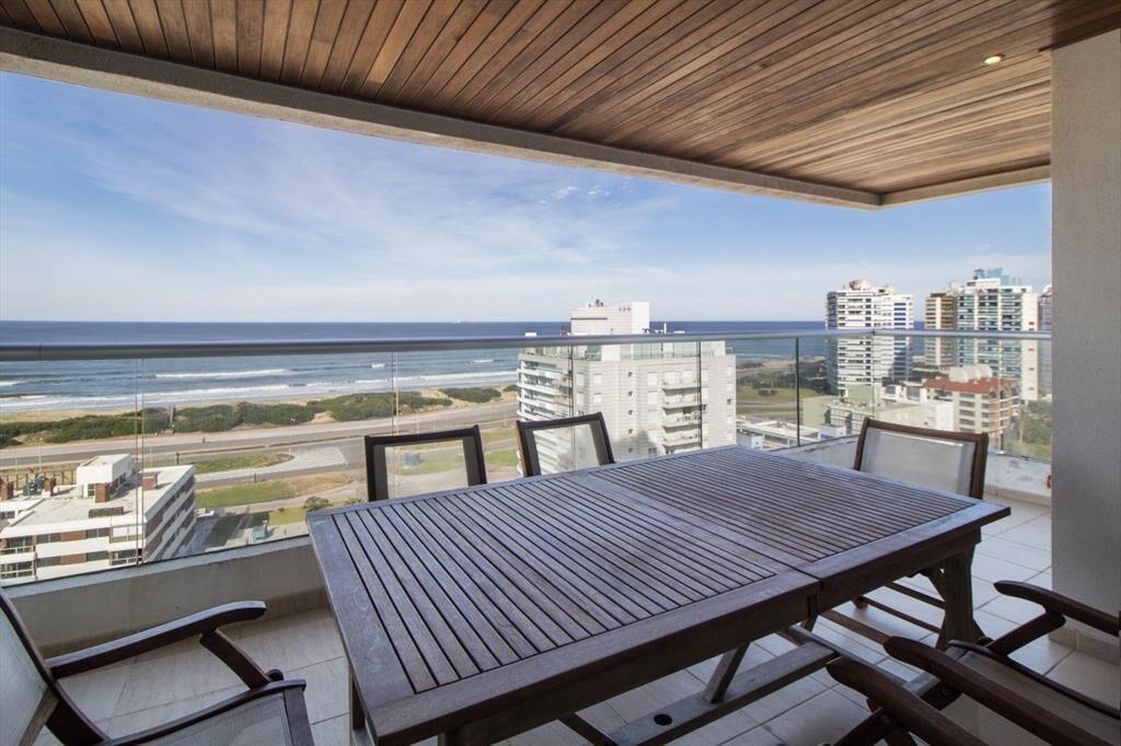 Excelente Apartamento de Tres Dormitorios con Vista a Playa