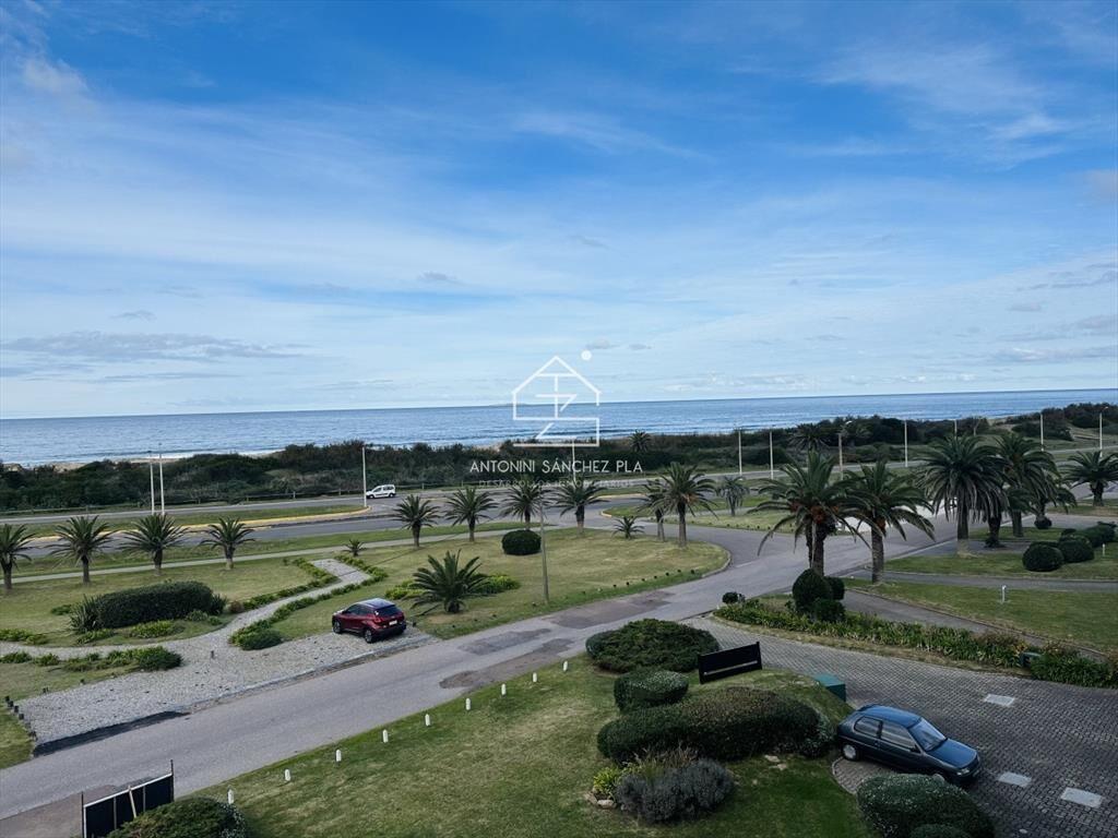 Venta  y alquiler de apartamento de 4 dormitorios en Punta